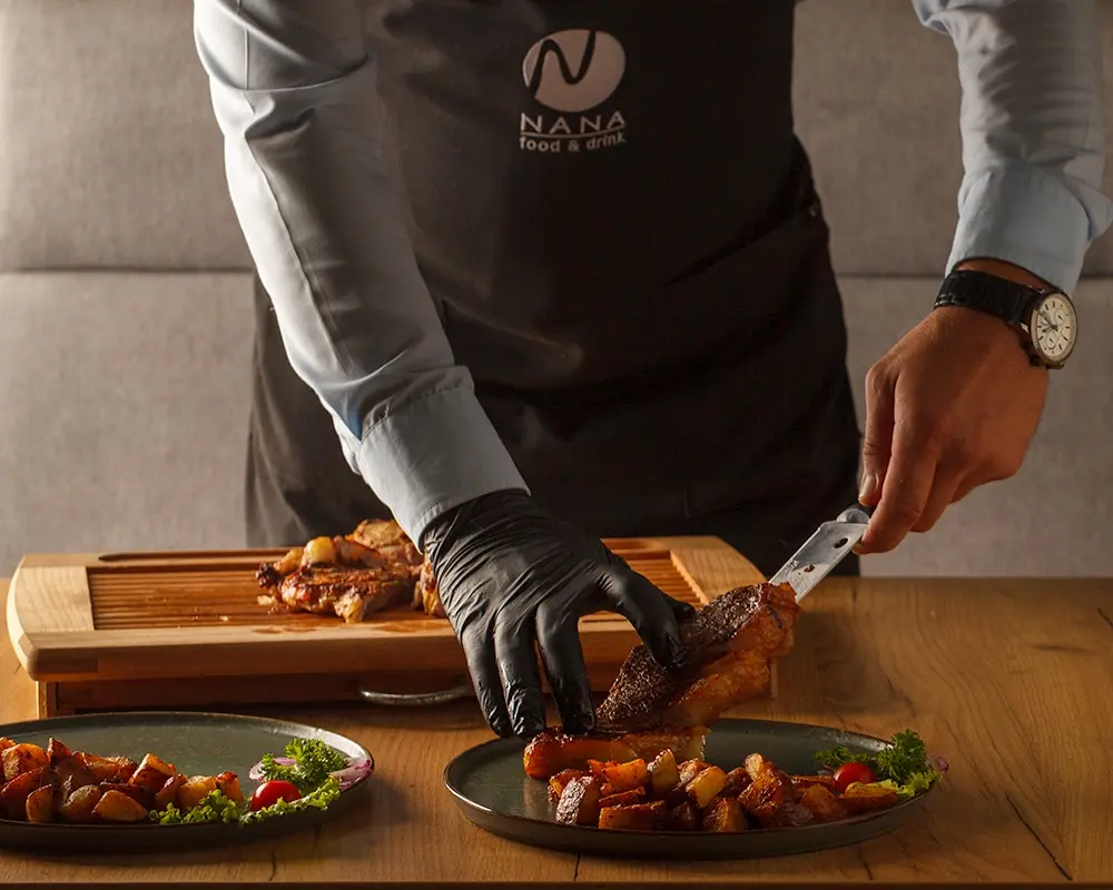 Restoran Nana Golubac - serviranje stejka